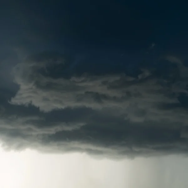 Forte pluie orage nuages, orage ciel dramatique — Photo