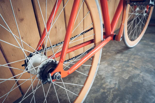 Vélo à engrenages fixes garé avec mur en bois, image rapprochée — Photo