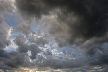 yağmur bulutu günbatımı dramatik gökyüzü arka plan üzerinde