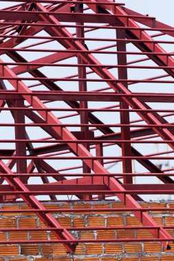 Yapısal çelik kiriş konut binasının çatısında