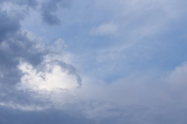 mavi gökyüzü, kötü hava arka plan üzerinde siyah bulut