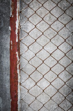 Çimento duvar grunge arka plan ile paslı tel çit