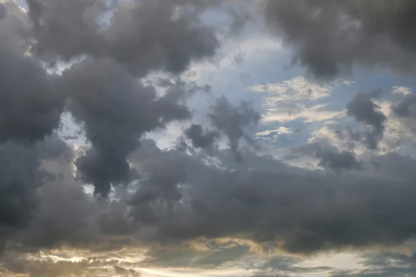 Awan pada matahari terbenam dramatis langit, gambar iklim latar belakang cuaca — Stok Foto