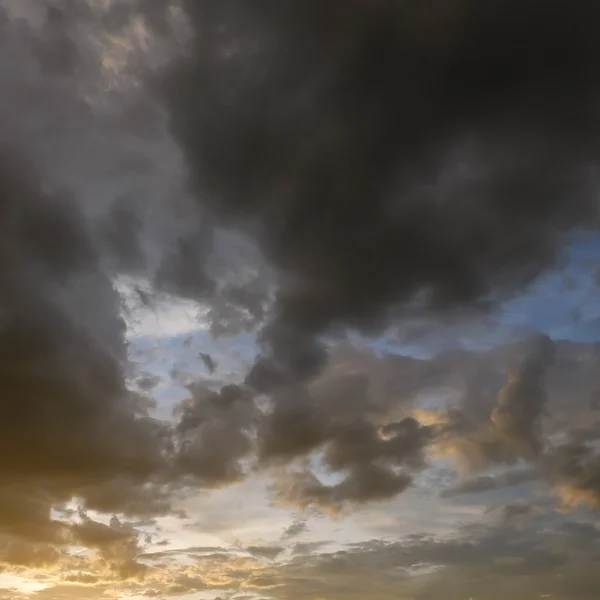 Awan hitam di matahari terbenam mendramatisir latar langit gelap — Stok Foto