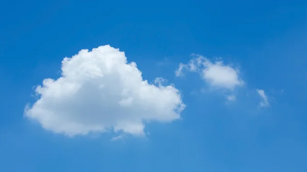 Awan tunggal di latar langit biru cerah — Stok Foto