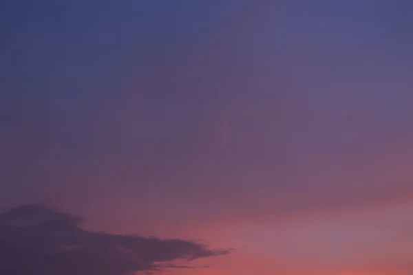 暮光之城的天空蓝色的背景下，落日的天空与云 — 图库照片