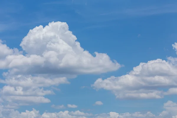 Awan halus di latar belakang langit biru yang jelas — Stok Foto