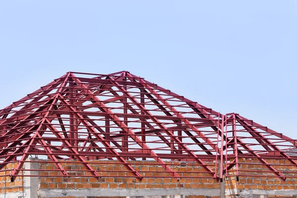 Viga de aço estrutural no telhado do edifício residencial — Fotografia de Stock
