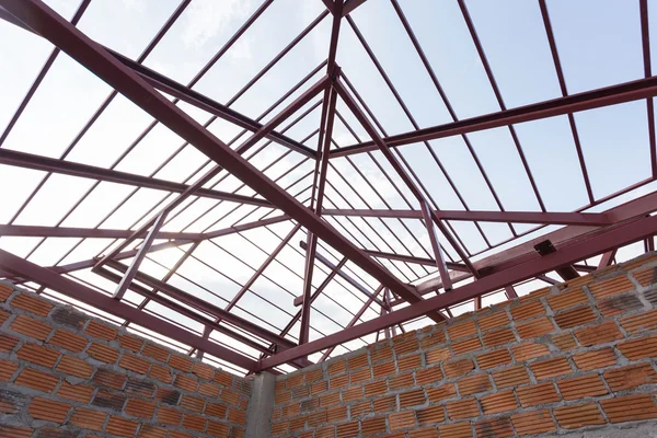 Конструктивная стальная балка на крыше и кирпичной стене здания — стоковое фото