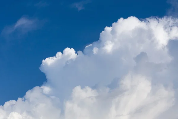 Awan di langit biru cerah — Stok Foto