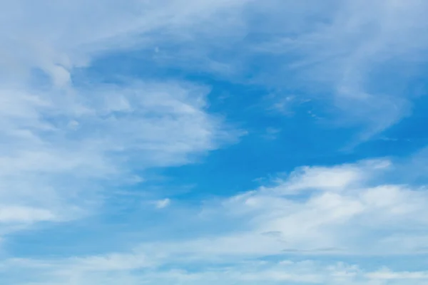 Arka plan mavi gökyüzü ve beyaz bulut, bulutlu gökyüzü — Stok fotoğraf