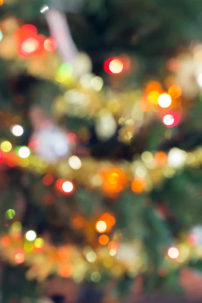 Desenfoque celebración de la luz en el árbol de Navidad —  Fotos de Stock