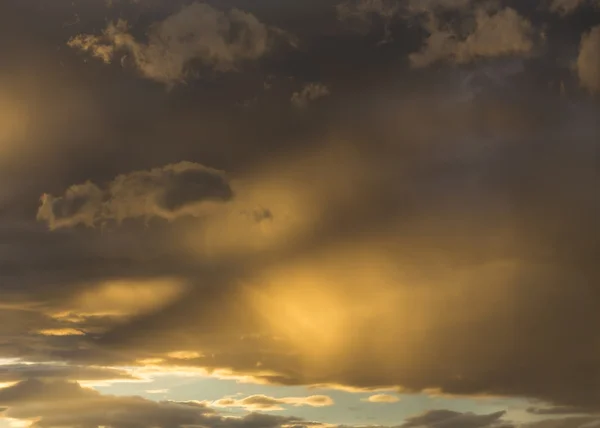 Cielo dorado del atardecer y nube brillante, cielo del crepúsculo antes de la lluvia — Foto de Stock