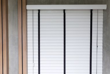 Beyaz güneşlikler penceresinde, yatak odası iç tasarım