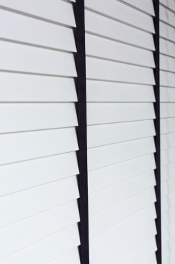 Beyaz güneşlikler penceresinde, yatak odası iç tasarım