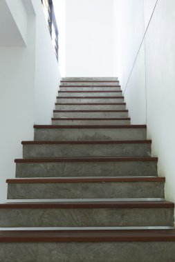 Beyaz harç duvar çimento ve Ahşap merdiven