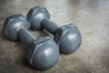 metal dumbbell çimento kattaki fitness spor vücut geliştirme