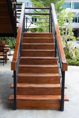 demir baninter ile ahşap merdiven