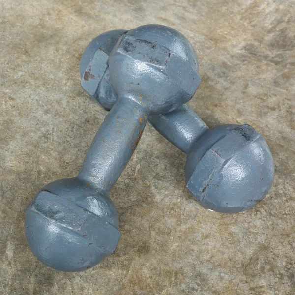 Mancuerna de metal en el suelo de cemento, deporte de fitness de culturismo —  Fotos de Stock