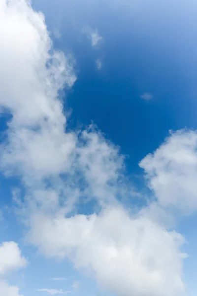 Soffice nuvola sopra cielo blu sfondo — Foto Stock