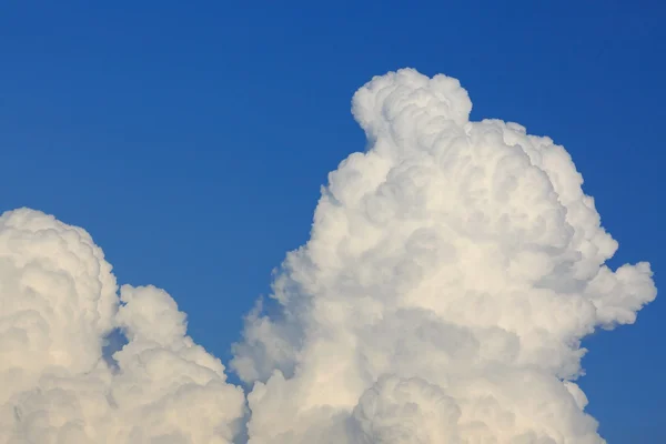 Flauschige Wolke am strahlend blauen Himmel — Stockfoto