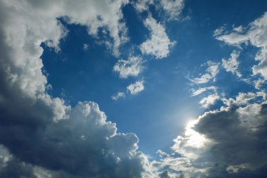 Hava gökyüzü, bulutlar, güneş ışınları ile mavi gökyüzü güneş temizleyin