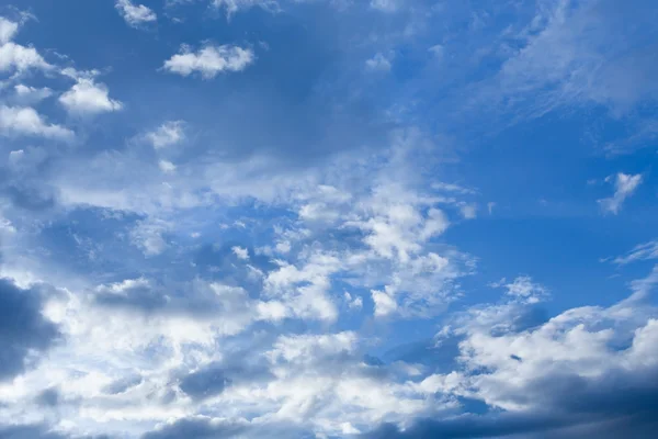 Awan di latar belakang langit biru — Stok Foto