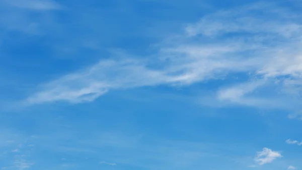 เมฆบนพื้นหลังฟ้าสีฟ้า — ภาพถ่ายสต็อก