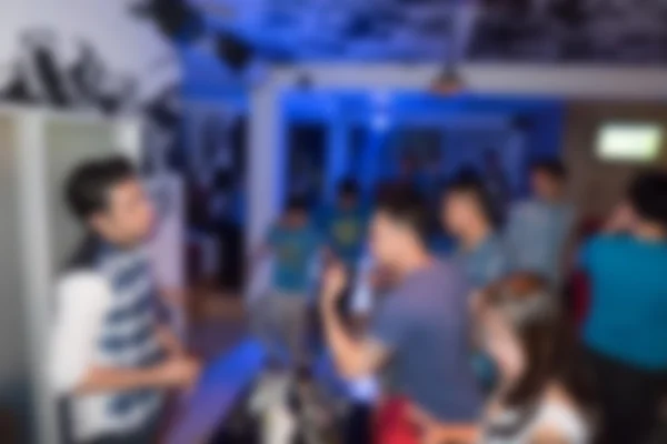 Grupp ungdomar att ha glada dansande i nattklubb party — Stockfoto