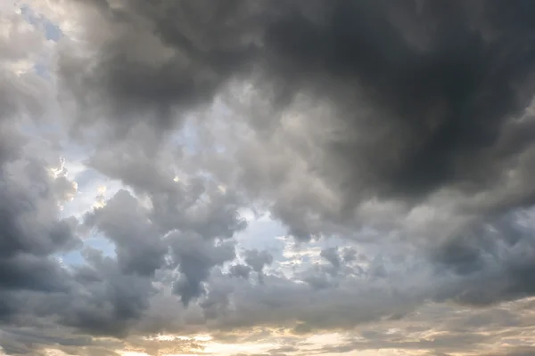 Awan pada matahari terbenam dramatis langit, gambar iklim latar belakang cuaca — Stok Foto