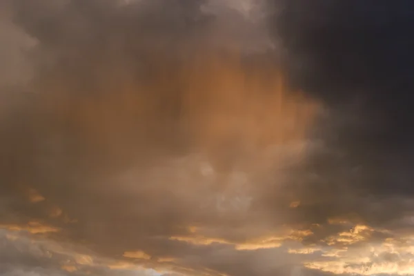 Langit dan awan bersinar di hari hujan, latar belakang cuaca — Stok Foto
