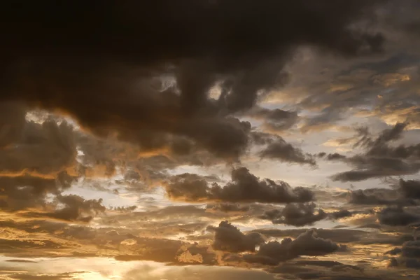 Puesta de sol cielo y brillante nube, crepúsculo cielo antes de la lluvia — Foto de Stock