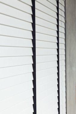 Beyaz güneşlikler penceresinde, yatak odası iç tasarım