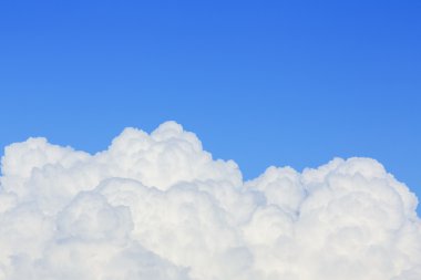 Açık mavi gökyüzü üzerinde kabarık bulut