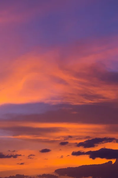 Cielo colorido atardecer dramático con nube naranja, cielo crepuscular — Foto de Stock