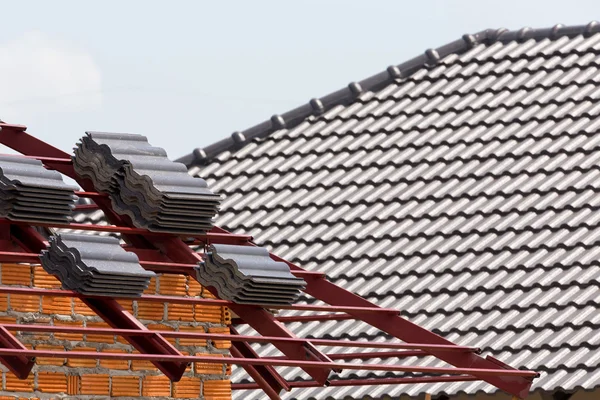 Czarny dachówka dachu na mieszkalny budowlanych budynek dom — Zdjęcie stockowe