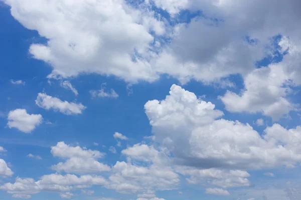 Awan halus di latar belakang langit biru yang jelas — Stok Foto