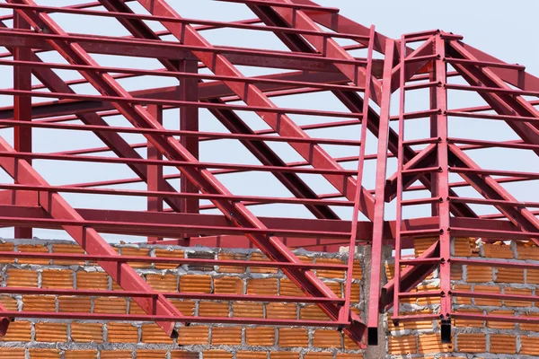 Poutre en acier de construction sur le toit du bâtiment résidentiel — Photo