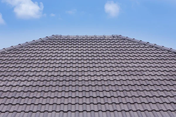 Tegola sul tetto di un edificio residenziale — Foto Stock