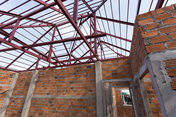 Structural steel beam on roof and brick wall of building — Stock Photo, Image