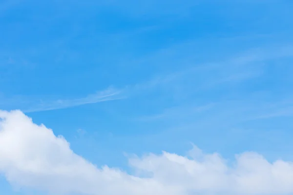 เมฆบนพื้นหลังฟ้าสีฟ้าที่ชัดเจน — ภาพถ่ายสต็อก