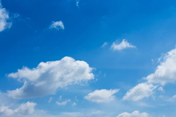 Nube su sfondo cielo blu chiaro — Foto Stock