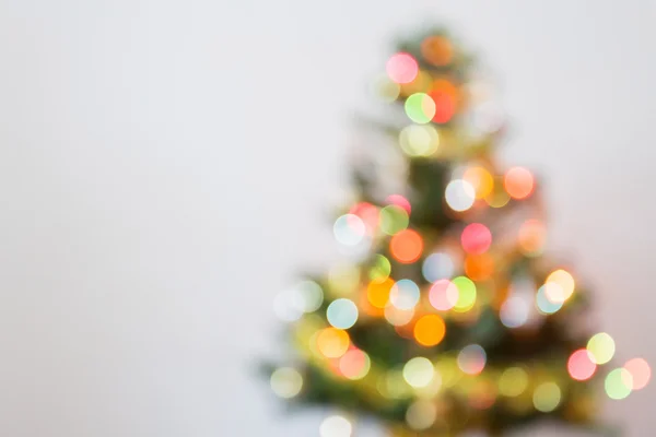 Célébration floue de la lumière sur l'arbre de Noël avec fond blanc — Photo