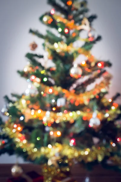 Desenfoque celebración de la luz en el árbol de Navidad —  Fotos de Stock