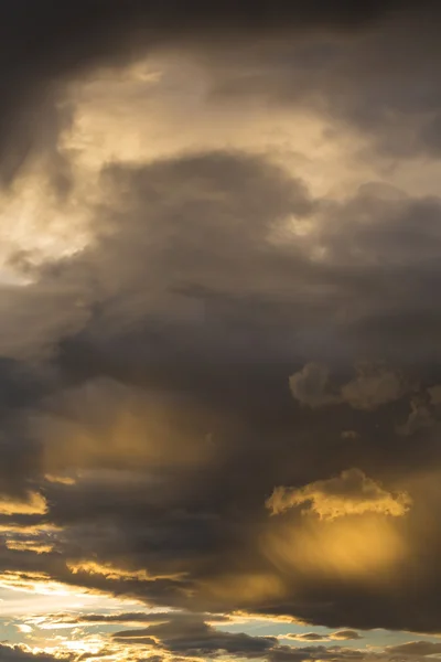Goldener Abendhimmel und glühende Wolken, Dämmerhimmel vor Regen — Stockfoto