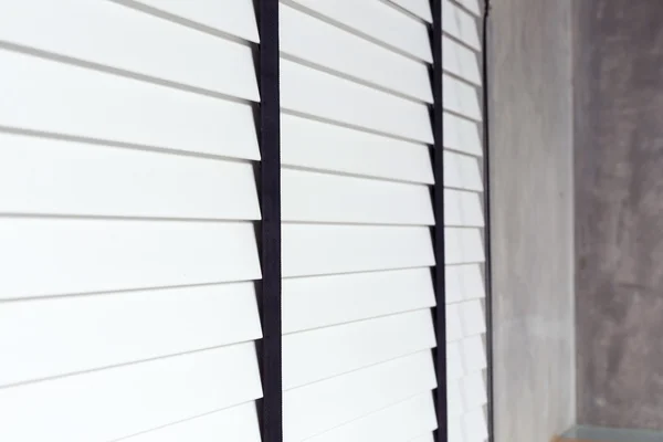 Witte blinds op venster, design interieur van slaapkamer — Stockfoto