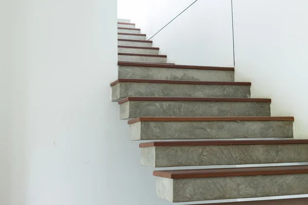 Zement und Holztreppe an weißer Mörtelwand — Stockfoto