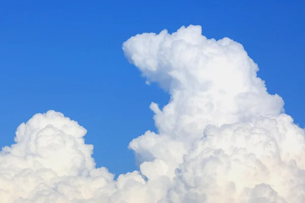 Awan halus di langit biru yang cerah — Stok Foto