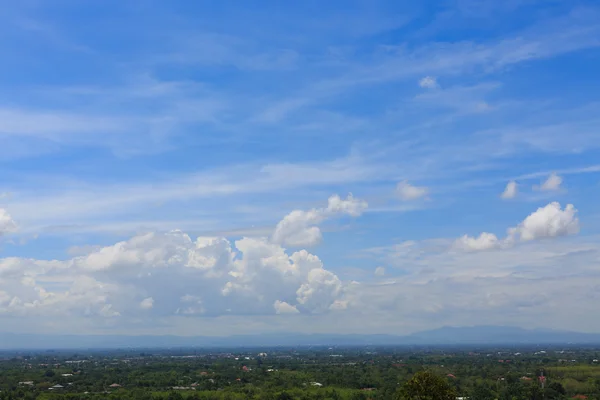 Landskap med grumlig på klarblå himmel — Stockfoto