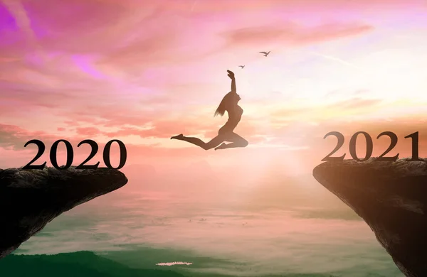 Succesvol Nieuwjaar 2021 Concept Silhouet Vrouw Sprong Tussen 2020 2021 — Stockfoto